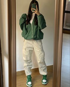 Pants Women 2022, Looks Hip Hop, Baggy Outfit Ideas, Mode Zara, Pants Y2k, Cargo Pants Outfit, Streetwear Mode, Neue Outfits, Green Sneakers