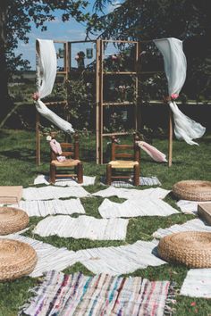 Une allée de tapis bohème lors de ce mariage en extérieur et en pleine nature trace un chemin simple et champêtre jusqu'à l'arche atypique de la cérémonie laïque. Des chaises basses en bois et des poufs en osier se présentent tandis que la déco se complète de drapé blanc et petits bouquets de fleurs et de roses pour un esprit simple et chic lors de cette union célébré dans un jardin romantique. D Day, Decoration Table, Stepping Stones, Bouquets, Wedding Decorations, Kids Rugs, Roses, Outdoor Decor, Home Decor