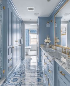 Glamorous Bathroom Ideas, Glam Bathroom Ideas, Modern Organic Kitchen, Glamorous Bathroom, Glam Bathroom, Home Improvement Outdoor, Blue Bathroom Decor, Beach House Living Room, Elegant Tiles