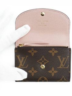 Gender: Women Brand: LOUIS VUITTON Product Name: Rosalie Coin Purse Monogram Rose Ballerine Bags Alora Code: 29663879 Color: brown Composition: Canvas Origin: France Features: Flapfold 2 card slots Coin pocket Designer Style ID M62361 Purse Aesthetic, Baddie Aesthetic, Bags Designer Fashion, Exclusive Bag, Beautiful Packaging, Designer Style, Handbag Backpack, New Bag, Exclusive Designs