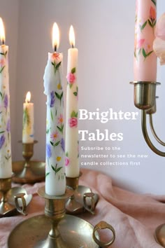 Hand painted dinner candles are decorated with colourful pastel flowers. The candles are displayed in brass candlesticks on a pink tablecloth. Small Candle Decor Ideas, Floral Candles Diy, Aesthetic Painted Candles, Painted Candles Diy, How To Paint Candles, Decorate Candles, Pretty Candles, Floral Candles, Candle Drawing