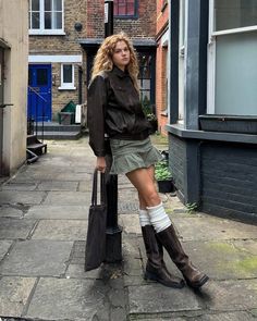 Polish Street Style, Winter Outfit Aesthetic 2024, Streetstyle Outfit 2024, Brown Boots Outfit Aesthetic, Baggy Shirt And Skirt, 70s Fashion Fall, Brown Biker Boots Outfit, Boots Under Jeans, Y2k Outfit Winter