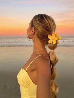 Yellow Cute,Vacation Collar  ABS  Medium Hair Claw Embellished   Women Accessories Clip Hairstyles, American Beauty, Summer Pictures, Flower Hair Clips, Beach Hair, Aesthetic Hair, Beach Girl, Summer Aesthetic, Flowers In Hair