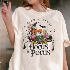 Hocus Pocus Disney, Hocus Pocus Shirt, Halloween Hocus Pocus, Disney Halloween Shirts, Halloween Cartoons, Disney Halloween, Hocus Pocus, Disney Outfits, Mickey And Friends