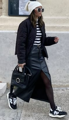 Fall Outfits 2024 Skirt, Black New Balance Outfit, Sunday Lunch Outfit, Outfit Layering Ideas, Looks Adidas, Rok Outfit, Look Boho Chic, Leather Midi Skirt, Mode Casual