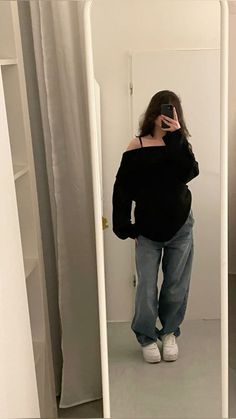 Plain Black Sweater Outfit, Lazy School Aesthetic, Hoț Girl Outfit Aesthetic, Pull Over Sweaters Outfits, I Only Wear Black, Gloomy Outfit Aesthetic, Baggy Sweaters Outfits, Oversize Outfit Girl, How To Style Black Sweater