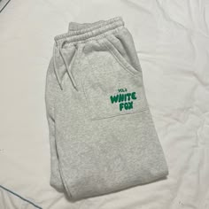 White Fox Offstage Sweatpants Glacier Grey Nwot, Perfect Conditiom Whitefox Boutique Tracksuit, White Fox Pants, Lazy Sweatpants Outfit, White Fox Sweatpants, White Fox Outfits, Cute Sweat Pants, Sweatpants Aesthetic, Cute Sweats, Fox Hoodie