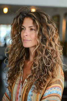 Curly Long Hair Highlights, Brunette Curls With Highlights, Highlights Wavy Hair Natural, Long Curly Highlighted Hair, Naturally Curly Brunette Hair, Long Curly Hair Balayage, Naturally Curly Hair With Highlights, 2c Curly Hair Highlights, Sun Kissed Curly Hair