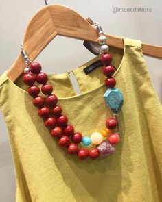 Cores quentes que amamos♥️ blusa de linho mostarda e maxi colar de pedras Jade, Turquesas e metais banhados a ouro  Co Turquoise Coral Jewelry, Urban Jewelry, Antique Jewelry Indian, Long Beaded Necklace, Coral Jewelry, Jewelry Wholesale, I Love Jewelry, Gems Jewelry, Design Fashion