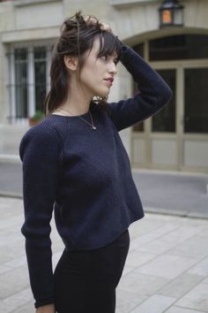 Casual French Style, French Style Outfits, Jeanne Damas, French Girl Style, Navy Sweater