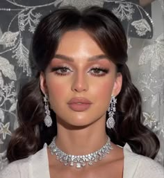 Soft Glam Makeup Morena, Wedding Makeup Old Hollywood, Hollywood Glam Makeup Looks, Old Hollywood Prom Makeup, Royal Makeup Looks Princess, Eye Makeup For White Outfit, Vintage Prom Makeup, Old Hollywood Eye Makeup, Soft Hollywood Glam Makeup