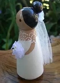 a wedding cake topper made to look like a koala bear with a veil