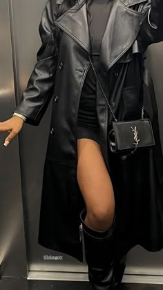 Alliyahs Face Outfits, Leather Coat Outfits Women, Edgy Outfits Black Women, Black Leather Trench Coat Outfit, Long Leather Jacket, Luxury Street Style, Mode Zara, Amanda Rose, Coat Outfit