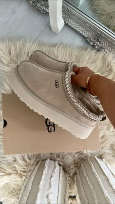 Uggs Outfit Ideas, Cute Uggs, Cute Online Clothing Stores, Modest Casual, Ugg Tazz, Pretty Sneakers, Preppy Gifts, Outfits Preppy, Cool Gifts For Teens