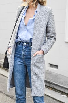 classic, stylish outfit // blue oxford shirt with gray winter coat and jeans Minimalisticky Chic, Fall Fashion Coats, Grey Coat