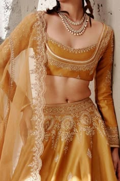 #ethnicwear #ethnic #traditional #traditionaldress #indianwear #suit #blouse #outfit #indianoutfit #outfitideas #stylingtips #stylingideas Haldi Outfit, Gaun Fashion, Designer Outfit, Wedding Blouse Designs, Designer Saree Blouse Patterns