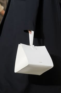 Tendance sac boite Jil Sander Jewelry Packaging Design, Paper Bag Design, Jil Sanders, Clothing Packaging, Diy Bags Purses, Bag Details, Bag Trends, Box Bag, Perfect Bag