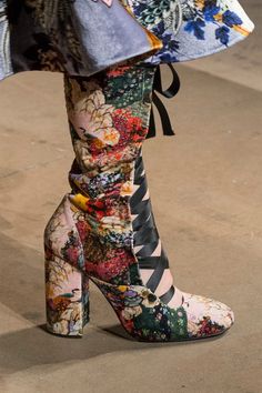 The Velvet Underground Fashion Week Trends, Runway Shoes, Shoes Too Big, Paris Mode, Runway Trends, Fall Shoes, Winter Shoes, Shoes And Boots