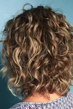 Curls Highlights, Curly Balayage Hair, Pretty Curls, Hairstyles Bangs, Curly Cut, Short Curly Hairstyles For Women, Curly Lob, Medium Curly, Cut Hairstyles