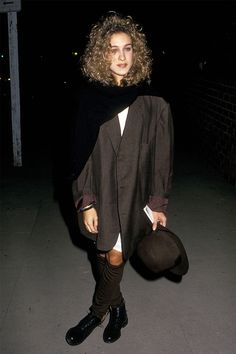 Sarah Jessica Parker's 9 Best Style Moments in the '80s | Who What Wear UK 80s Sarah Jessica Parker, Sharon Stone 90s Outfits, 1980s Street Style, Chic 80s Fashion, Girly 80s Outfits, Sarah Jessica Parker 80s, Sarah Jessica Parker 90s, Sjp Outfits, 80s Movies Aesthetic