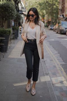 Beige Blazer Outfit, White Cami Tops, Chique Outfits, Beige Blazer, Blazer Outfit, Blazer Beige, Summer Work Outfits, Minimal Outfit, Neutral Outfit