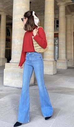 Bootcut Jeans Outfit Women, Southern California Fashion, Spring Looks For Women, Bootcut Jeans Outfit, Stile Kendall Jenner, Flare Jeans Outfit, Paris Outfits, Red Sweater, Trend Fashion