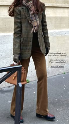 Mode Style Anglais, Brown Blazer Outfit, Hairstyles Videos, Blogger Outfits, Game Day Hair, Blazer Outfit, Brown Blazer, Mode Casual, Sporty Hairstyles