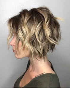 Razor Bob Haircut Choppy Layers, Short Hair 2023 Trends Women, Razored Bob Haircut Choppy Layers, Short Messy Bob Choppy Layers, Short Messy Haircuts, Razored Bob, Wavy Bob Long, Chunky Blonde Highlights, Faded Nails