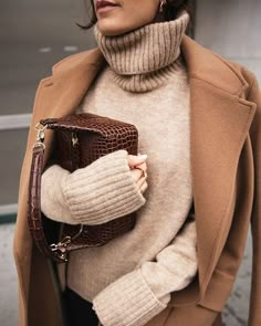 Camel Sweater, Winter Mode Outfits, White Leather Boots, Teenage Outfits, Style Casual Chic, Beige Outfit, Turtle Neck Sweater, Style Inspiration Winter, Camel Coat