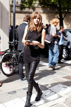 Combat Boot Outfit, Estelle Lefébure, Woman In Black, Natalia Vodianova, Wearing All Black, Biker Chic, Rock Chic, Models Off Duty