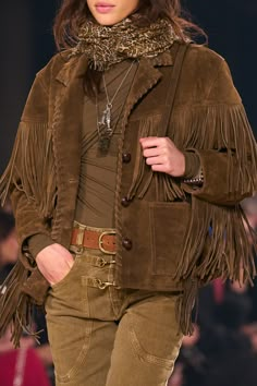 Isabel Marant Style, Suede Jacket Outfit, Look Boho Chic, Cold Fashion, Looks Country, Mode Boho, Suede Fringe Jacket, Western Chic, Fringe Jacket