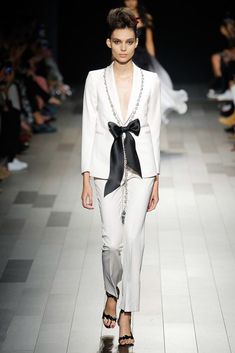 Marchesa Spring 2018 Ready-to-Wear collection, runway looks, beauty, models, and reviews. White Suit, Nyc Fashion, New York Fashion Week, Look Fashion, New York Fashion