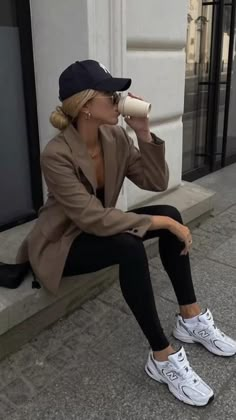 Sporty Chic Outfits, Shoes Names, Look Legging, Footwear Fashion, Stil Elegant, Neue Outfits, Legging Outfits, Athleisure Outfits