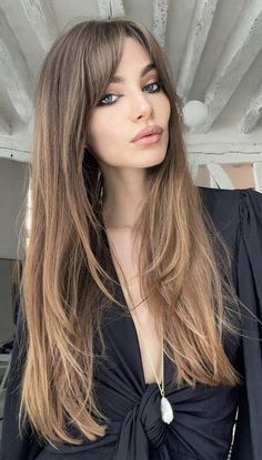 CURTAIN BANG INSPO | SPRING 2022 WOMENS HAIRSTYLES Haircut Selfie, Photo Hijab, Long Hair Trends, Cute Hairstyle, Smink Inspiration, Hijab Girl