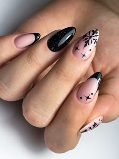 Black And Gold Snowflake Nails, Black Silver Christmas Nails, New Year Eves Nails, Edgy Christmas Nails, Nail Art Noel, Chic Nail Art, New Years Eve Nails, Witchy Nails, Glitter Gel Nails