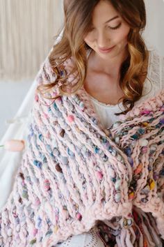 Dive into the dreamiest, warmest, cuddliest blanket and knit yourself our Free Flow Blanket. In this pattern, designer Cheryl Kubat mixes 2 of our favorite yarns in a unique vertical stripe stitch. It looks tricky to knit but is actually a total cinch to master. The end result is a stunning blanket, sure to add some wo Boho Knitting Patterns, Knitting Tote Bag Pattern, Boho Knitting, Chunky Yarn Patterns, Knitted Throw Patterns, Chunky Knit Blanket Pattern, Easy Knit Blanket, Knit Blanket Pattern, Super Chunky Knit Blanket