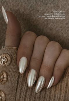 Best Nails For Gold Ring, Beige Wedding Nails For Bride, Off White Nails With Chrome, Almond Nails Champagne, Fall Chrome Nails Almond, Vacation Neutral Nails, Velvet Gold Nails, Nail Art Champagne, Cream Nails With Chrome