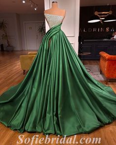 Premier Outfits, Gc Memes, Prom Prep, Emerald Green Formal Dress, Prom Dress Pictures, Party Gown Dress, Green Formal Dresses, One Shoulder Prom Dress, Prom Dresses Sleeveless