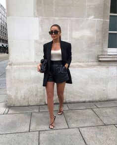 Satin Shorts Outfit, Leather Shorts Outfit, Leather Pants Style, Short Cuir, Black Blazer Outfit, Chic Outfits Classy, Black Leather Shorts, Fall Transition Outfits, Summer Shorts Outfits