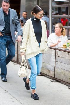 Celebrity Winter Style, Loafer Outfits, Looks Jeans, Selena Gomez Style, Looks Street Style, Cardigan Outfits, Kate Hudson, Celebrity Street Style, Dakota Johnson