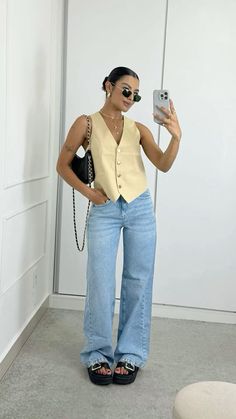 #moda #motivation #fashionista #inspiration Flowy Cargo Pants Outfit, Basic Outfits 2024, Medellin Colombia Outfits Women, Study Abroad Fashion, Italy Vibes Outfits, Summer Fits With Jeans, Casual Cute Outfits Summer Simple, Ootd Work Casual, Casual Day Drinking Outfit