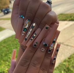 Emerald Rhinestone Nails, Emerald Green Bling Nails, Buchona Nails Acrylic, Emerald Green Quince Nails, Green Quince Nails, Green Nails With Gems