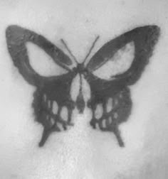 Ölüm Kelebeği 90s Goth Tattoo, Aesthetic First Tattoos, Grunge Goth Tattoos, Moth And Butterfly Tattoo Design, Easy Aesthetic Tattoos, Tattoos For Metalheads, Goth Butterfly Drawing, Punk Tattoos For Women, Pretty Goth Tattoos