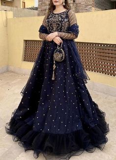 Maxi Designs Pakistani, Dresses Feminine, Long Frock Designs, Fancy Frocks, Bridal Dress Fashion, Simple Pakistani Dresses, Designer Party Wear Dresses