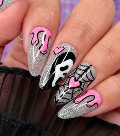 @daily_charme on insta! 🗝️ Halloween Nails Ghostface, Gelpolish Design, Ghostface Nails, Monster High Nails, Fun Nail Ideas, Spooky Nail Designs, Spooky Nail, Nail Polish Art Designs, Reflective Nails