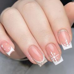 Winter Nails Engagement, Nails Idea For Christmas, Xmas Nails Silver, Elegant Nails Christmas, Cute Simple Christmas Nails Winter, Nails With Christmas Design, French Christmas Nails, Nails Design Christmas, Nails Navidad