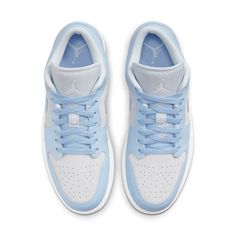 Alongside a marginally lighter feel, the pair makes use of new base notes. White still, however, appears atop the midsole, though it’s largely overshadowed by the greys that dress the suede foundation, nylon tongue, and lining. Jordan 1 Low Grey, Jordan 1 Low Unc, Wmns Air Jordan 1, Blue Jordans, Jordan Model, Preppy Shoes, All Nike Shoes, Womens Air Jordans, Jordan 1s