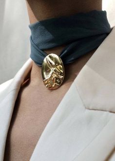 Brooch On Dress, Interesting Accessories, Cloth Accessories, Accessories Outfit, Jewelry Instagram, Jewelry Details, September 19, Jewelry Lookbook, Chic Accessories