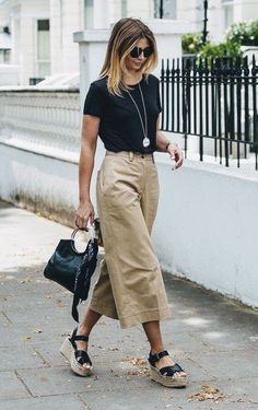 Fashion Inspiration: Summertime 2017 & Shopping Guides Capsule Clothing, How To Wear Culottes, Culottes Outfit, Stil Boho, Business Outfits Women, K Fashion, Tan Pants, Summer Work Outfits, Mode Casual