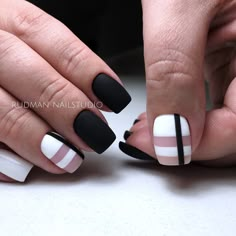 Дизайн ногтей тут! ♥Фото ♥Видео ♥Уроки маникюра | VK Nail Art Blanc, Black And White Nail Art, Matte Black Nails, Black Nail Art, Matte Nails Design, White Nail Art, Super Nails, Trendy Nail Design